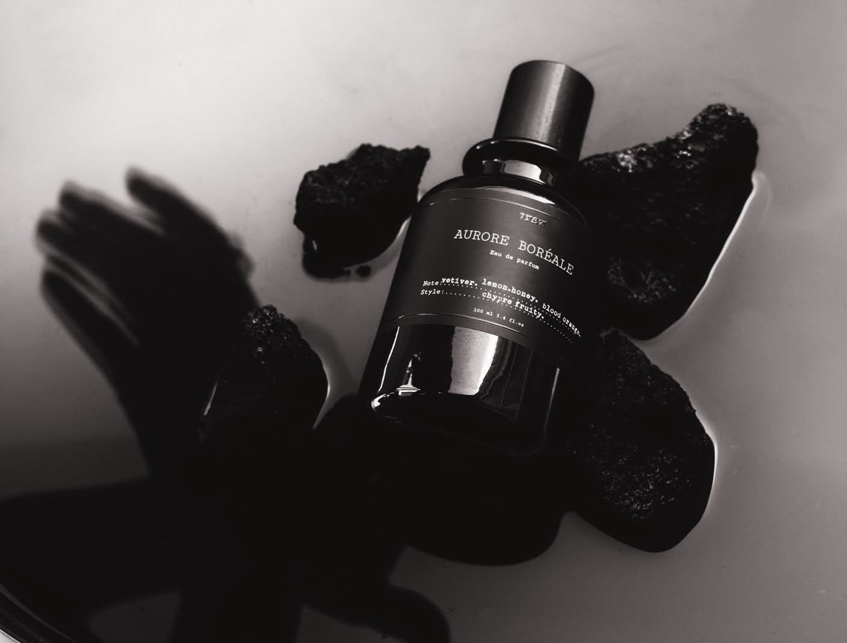 AURORE BORÉALE eau de parfum on black stones
